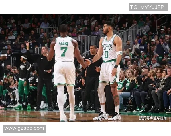 普理查德和怀特联手发威绿军在塔图姆缺阵情况下逆转战胜开拓者 普理查德和怀特联手发威绿军在塔图姆缺阵情况下逆转战胜开拓者